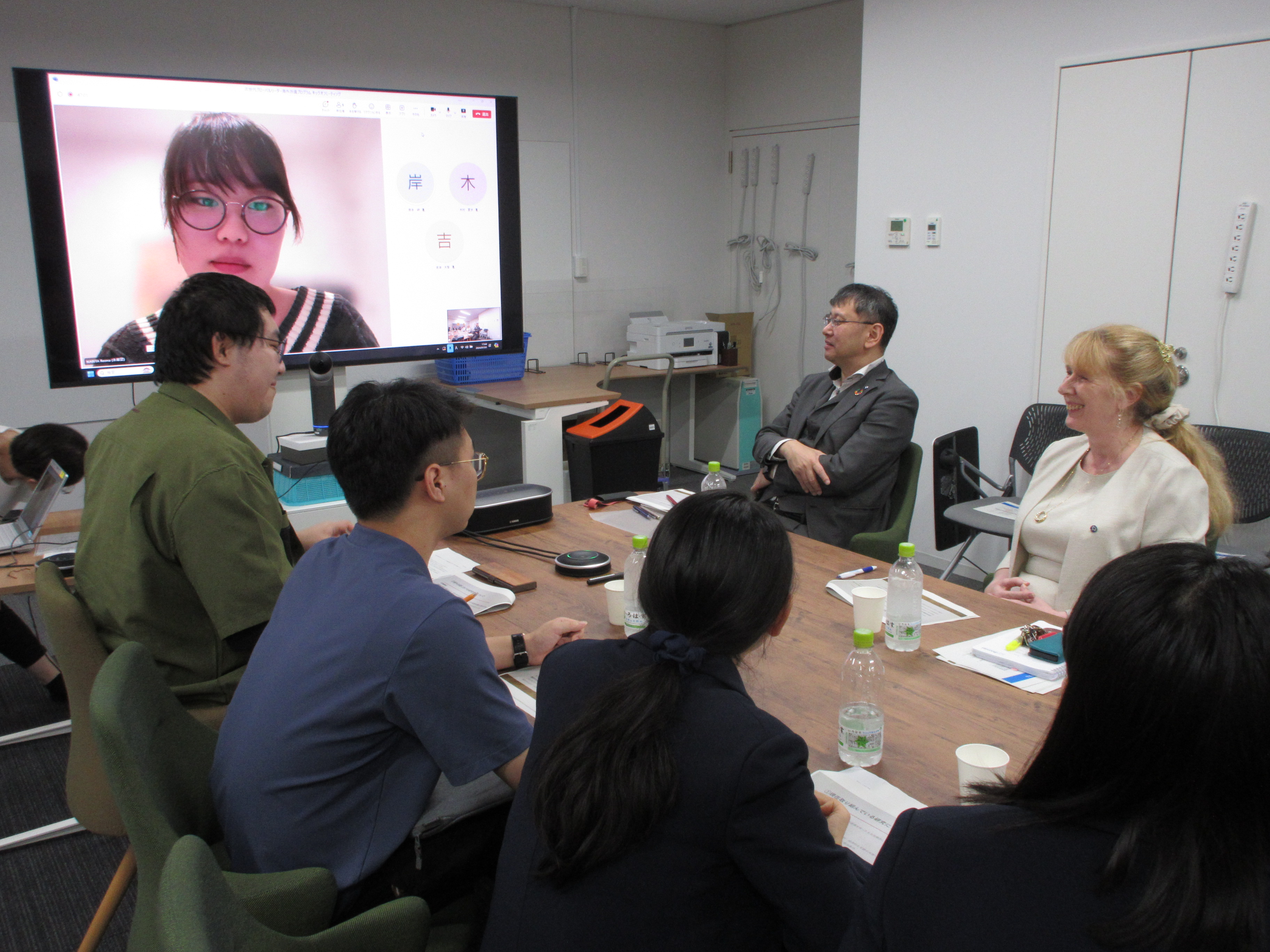 成田さんと対面参加者.JPG